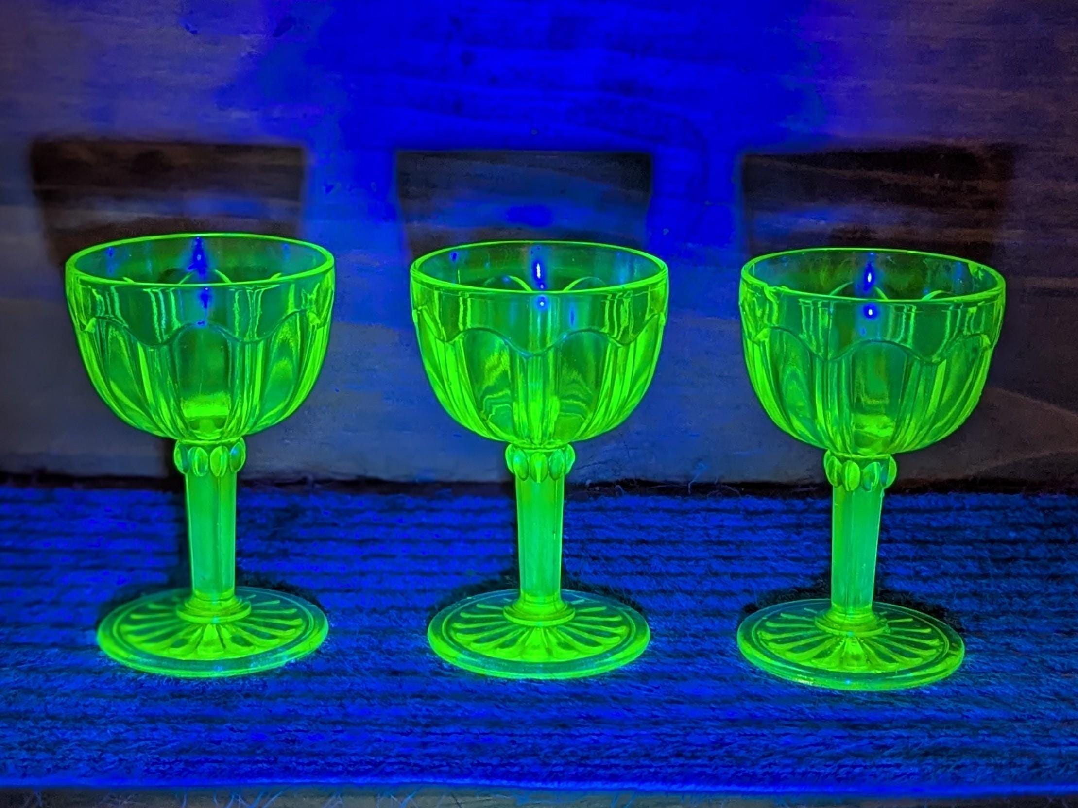 ウランガラス器　希少な青色　5枚 Uranium glass vintage - Etsy 日本