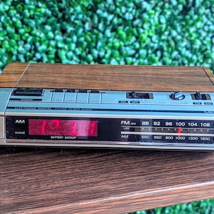 Reloj despertador vintage con acabado de madera - Radio digital GE modelo n.° 7-4634B de la década de 1980