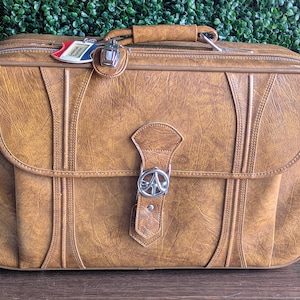 Vintage American Tourister Brown Leather Suitcase With Keys 80s Carry On Luggage - Retro Overnight Bag for Travel and Storage