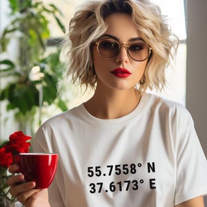 Benutzerdefinierte Koordinaten TShirt | Personalisiertes Standort-Shirt | Minimalistisches Geschenk für besondere Erinnerungen | Hochzeitskoordinaten | T-Shirt mit individuellem Aufdruck