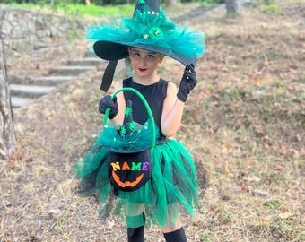 Conjunto de disfraz de bruja verde: bolsa de calabaza personalizada, tutú, sombrero y escoba.