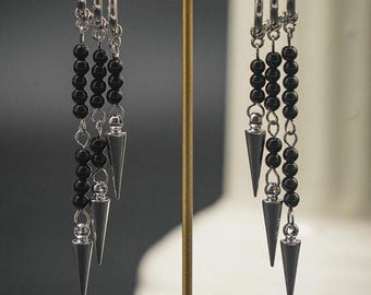 Pendientes colgantes de triple punta, largos de plata con cuentas negras góticas, pendientes con dije punk de plata, pendientes unisex llamativos.