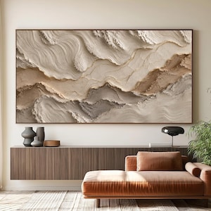 Può includere: Una grande opera d'arte murale rettangolare caratterizzata da un design astratto strutturato e stratificato nei toni del crema, beige e marrone chiaro. La superficie presenta creste e solchi profondi e vorticosi che creano movimento.