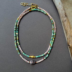 Collier croisé en forme de coquillage hébreu, turquoise, touches de laiton, fermoir mousqueton en plaqué or