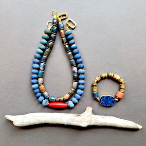 Sieradenset van blauw Javaans glas, Tibetaanse agaat en Afrikaanse kralen, met messing accenten en verguldsel.