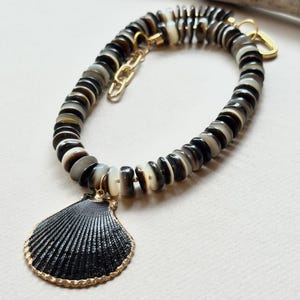Große schwarze Muschelkette, Französisch-polynesische Muschelperlen, Vergoldeter Karabinerverschluss