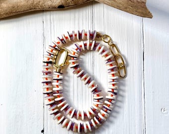Collar de conchas de wampum, morado, naranja, cierre de mosquetón chapado en oro.