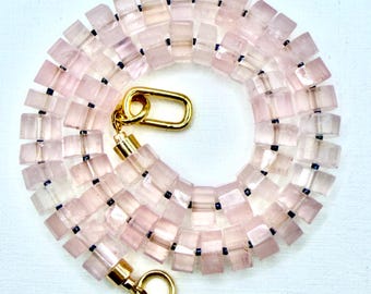 Collar de cuarzo rosa natural: cuentas facetadas de color rosa claro de 10 mm, chapado en oro de 18 quilates, cierre de mosquetón.