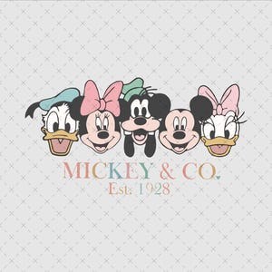 Può includere: Un'illustrazione colorata di Topolino, Minnie Mouse, Paperino e Pippo. I personaggi sorridono e guardano lo spettatore. Il testo "MICKEY & CO. Est. 1928" è sotto i personaggi.