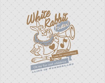 Puede incluir: Una ilustración de estilo vintage del Conejo Blanco de Alicia en el País de las Maravillas. Lleva un chaleco y sostiene una trompeta con las palabras "¡Más rápido!" escritas en ella. El texto debajo dice "Llego tarde a todo. Oh, mi pelaje y mis bigotes ALICE EN EL PAÍS DE LAS MARAVILLAS."