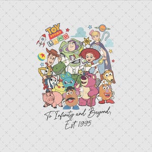 Puede incluir: Una ilustración colorida de los personajes de Toy Story, incluyendo Woody, Buzz Lightyear, Jessie y el Sr. y la Sra. Potato Head. Los personajes están dispuestos en un círculo alrededor de las palabras "To Infinity and Beyond! Est 1995".