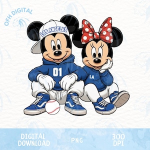 Op de afbeelding: Digitale illustratie van Mickey en Minnie Mouse in blauwe hoodies en witte broeken, met blauwe sneakers. Mickey draagt een baseballpet met "Los Angeles" en Minnie heeft een rode strik met stippen. Een honkbal ligt tussen hen.