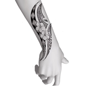 Può includere: Design di tatuaggio in bianco e nero di un fiore di ibisco stilizzato con intricati motivi polinesiani su un avambraccio.
