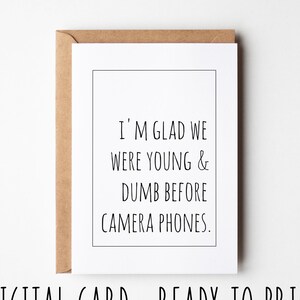 Je suis content que nous soyons jeunes et stupides avant les téléphones portables, carte d'anniversaire amusante, carte d'anniversaire à imprimer sarcastique