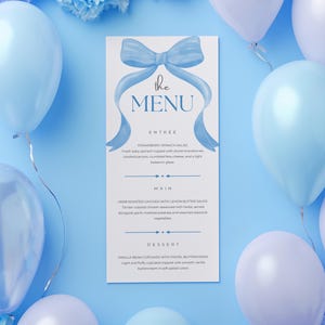 Könnte beinhalten: Eine vertikale Menükarte mit einer hellblauen Schleifenillustration oben, dem Text "the MENU" sowie Abschnitten für Entree, Main und Dessert, umgeben von hellblauen Luftballons und blauen Papierblumendekorationen.