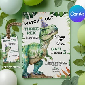 Op de afbeelding: Een verjaardagsuitnodiging en bijpassend label met een aquarel groene Tyrannosaurus Rex met een paarse feesthoed. De tekst luidt WATCH OUT THREE REX on the loose, Stomp on Over, GAEL is turning 3, inclusief de details van het evenement.