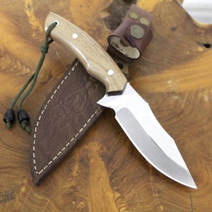 Handmade 10 Inch Walnut Handle Bushcraft Knife Groomsmen Gift with Leather Case Engraved Personalized Knife (Wh186)