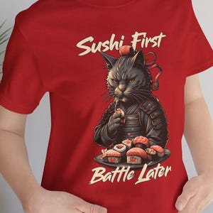 Koszulka Samurai Cat: Najpierw sushi, potem bitwa – unisexowa koszulka graficzna