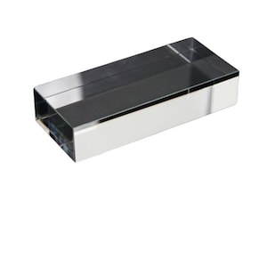 Puede incluir: Un expositor rectangular de vidrio transparente. El expositor está hecho de vidrio grueso y tiene un acabado pulido.