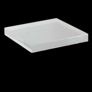 Könnte beinhalten: Ein quadratisches, durchsichtiges Tablett aus mattiertem Glas. Das Tablett ist aus dickem Glas gefertigt und hat eine glatte, polierte Oberfläche.