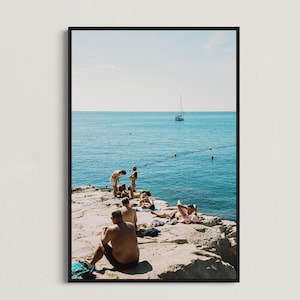 Impresión de playa de Cassis, fotografía francesa antigua, decoración de pared costera, arte provenzal, imagen del mar, impresión retro de playa, 35 mm, costa francesa