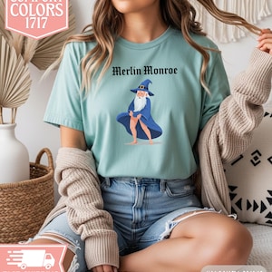 Merlin Monroe Parodie T-Shirt, Zauberer Grafik T-Shirt, Comfort Colors 1717 Vintage Unisex Top, Retro Magie Meme Shirt, trendiges Hexen Geschenk