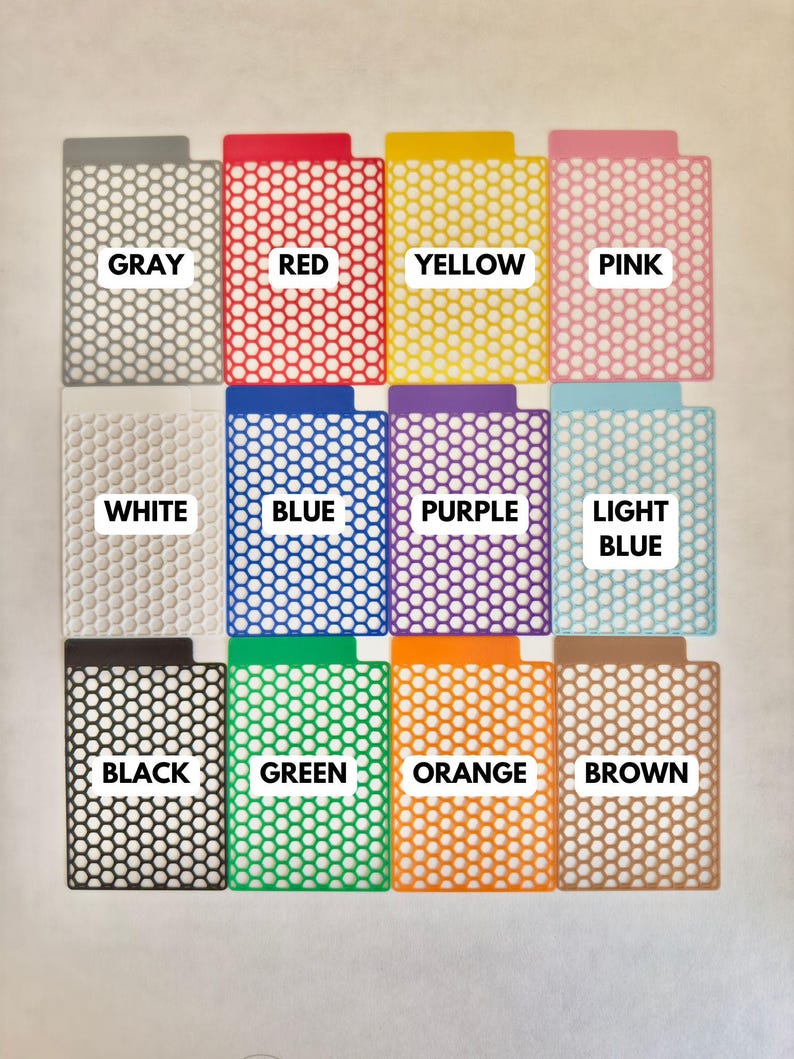 Peut inclure: Douze &eacute;chantillons de couleur avec un motif en nid d'abeille. Les couleurs sont gris, rouge, jaune, rose, blanc, bleu, violet, bleu clair, noir, vert, orange et marron.