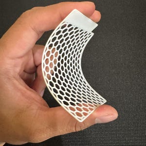 Peut inclure: Maille en nid d'abeille blanche, flexible et durable. La maille est faite d'un mat&eacute;riau solide et l&eacute;ger qui peut &ecirc;tre pli&eacute; et fa&ccedil;onn&eacute; pour s'adapter &agrave; une vari&eacute;t&eacute; d'applications.