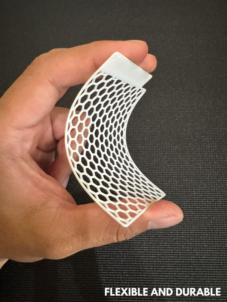 Peut inclure: Maille en nid d'abeille blanche, flexible et durable. La maille est faite d'un mat&eacute;riau solide et l&eacute;ger qui peut &ecirc;tre pli&eacute; et fa&ccedil;onn&eacute; pour s'adapter &agrave; une vari&eacute;t&eacute; d'applications.