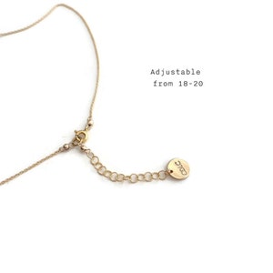 Puede incluir: Collar de cadena de oro con cierre de langosta y cadena extensora. La cadena extensora tiene un peque&ntilde;o dije redondo con la palabra "one" grabada. El collar es ajustable de 45 a 50 cm.
