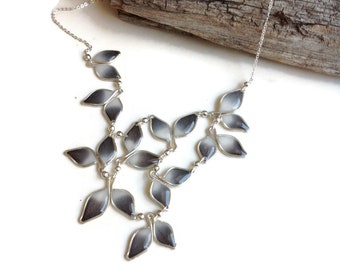 Collar babero con hojas grises ombré: joyería floral de plata de ley con un toque llamativo