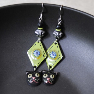 Zwarte Halloween kat oorbellen, ambachtelijke porseleinen oorbellen, groene diamantvormige emaille oorbellen, kat minnaar cadeau, mysterieuze Kitty oorbellen