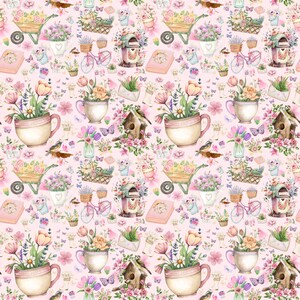 Op de afbeelding: Een herhalend patroon met illustraties met een tuinthema op een roze achtergrond. Het ontwerp bevat theekopjes, kruiwagens, vogelhuisjes, fietsen, boeken en enveloppen, allemaal gevuld met bloemen en vlinders. Het kleurenpalet is zacht, met pastelroze, paars en groen.
