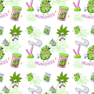 Könnte beinhalten: Nahtloses Muster mit Cartoon-Cannabisknospen, Blättern und Zubehör. Enthält rosa Gläser mit Knospen, eine rosa Bong und einen grünen Cannabisknospen-Charakter mit dem Wort "Munchies". Der Hintergrund ist weiß mit grünen Cannabisblatt-Umrissen.