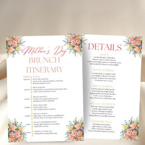 Pode incluir: Cartão de itinerário e detalhes do brunch do Dia das Mães. O cartão apresenta um design floral com flores rosa, pêssego e azuis. O texto inclui o itinerário, o menu e os detalhes do brunch.
