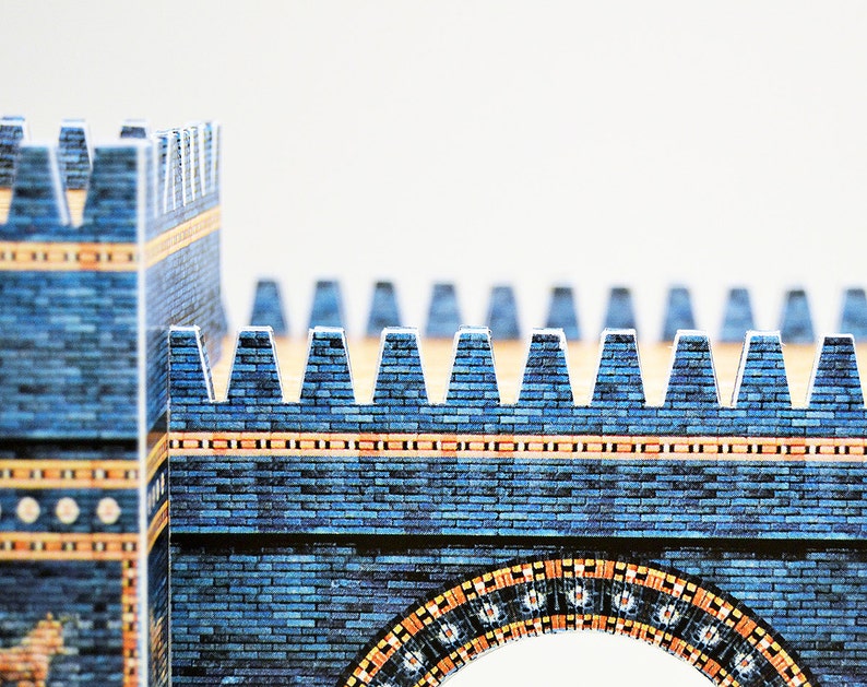 Closeup of the middle upper part of the 3D scale model of the Great Gate of Ishtar featuring the entrance arch. The model is made out of full-colour printed paper parts to replicate blue glazed brick walls with golden decor.