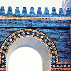 Closeup of the middle upper part of the 3D scale model of the Great Gate of Ishtar featuring the entrance arch. The model is made out of full-colour printed paper parts to replicate blue glazed brick walls with golden decor.