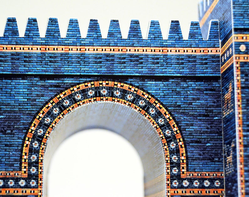 Closeup of the middle upper part of the 3D scale model of the Great Gate of Ishtar featuring the entrance arch. The model is made out of full-colour printed paper parts to replicate blue glazed brick walls with golden decor.