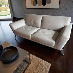 Modernes Ledersofa Zeitgenössische minimalistische Couch | Mid Century Wohnzimmer Möbel | Luxus Weißes Ledersofa mit Metall Beinen