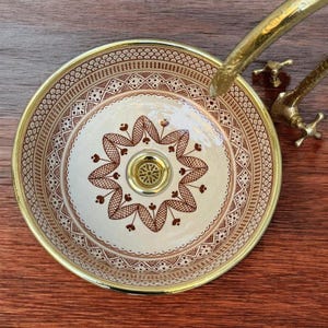 Lavabo en céramique fabriqué à la main pour une décoration de salle de bain élégante, Lavabo marocain en céramique MTAREZ, Lavabo marocain, Lavabo de salle de bain artisanal d&#39;inspiration marocaine