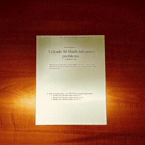 Puede incluir: Una hoja de papel impresa en blanco y negro con el título "5 Grade 10 Math Advance problems" y dos problemas de matemáticas.