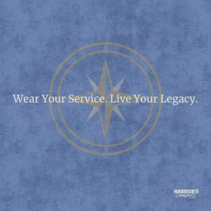 K&ouml;nnte beinhalten: Blauer, strukturierter Hintergrund mit einem goldenen Kompass-Design in der Mitte. Der wei&szlig;e Text lautet: "Wear Your Service. Live Your Legacy." Das Logo von Warrior's Compass befindet sich unten rechts.