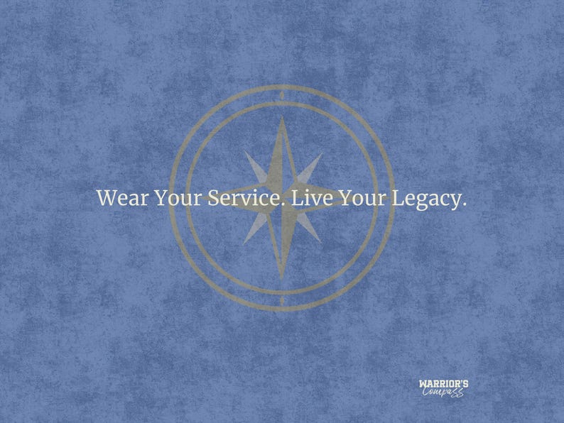 K&ouml;nnte beinhalten: Blauer, strukturierter Hintergrund mit einem goldenen Kompass-Design in der Mitte. Der wei&szlig;e Text lautet: "Wear Your Service. Live Your Legacy." Das Logo von Warrior's Compass befindet sich unten rechts.