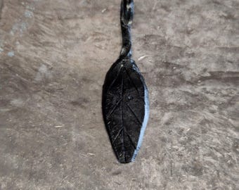 Llavero con dije de hoja, acero forjado a mano.