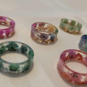 Handgemachte Regenbogen-Resin-Blumen-Ringe mit Gold-Silber-Rosegold-Flocken und Schleierkraut