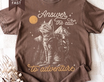 Beantworten Sie den Ruf zum Abenteuer Unisex Comfort Colors Shirt, Vintage Adventure Tee für Katzenliebhaber Abenteuer erwartet Retro Wandern Backpacking Tee