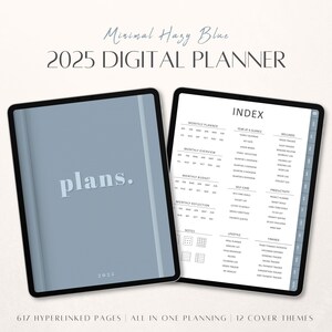 Könnte beinhalten: Ein digitaler Planer für 2025 mit einem blauen und weißen Farbschema. Das Cover zeigt das Wort "plans." und das Jahr "2023". Die Indexseite zeigt eine Liste von Abschnitten, darunter ein monatlicher Planer, ein Jahresüberblick, eine monatliche Übersicht, ein monatliches Budget, eine monatliche Reflexion, Notizen, Lifestyle, Selbstpflege, Produktivität und Finanzen.