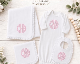 Gepersonaliseerde babyuitzetset, jurk met monogram, deken, slabbetje, spuugdoekje
