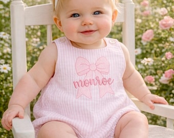 Rosa Seersucker Baby Mädchen Strampler | Gesticktes Schleifen-Monogramm-Outfit