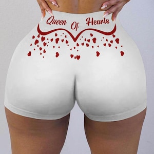 Könnte beinhalten: Weiße Sport-Shorts mit einem roten Herz-Design und dem Text "Queen of Hearts" auf dem Bund.